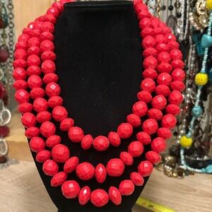 Sugar fix facetted lucite necklace fuchsia, and gold tone